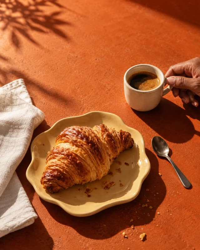 Café e croissant usados neste exemplo