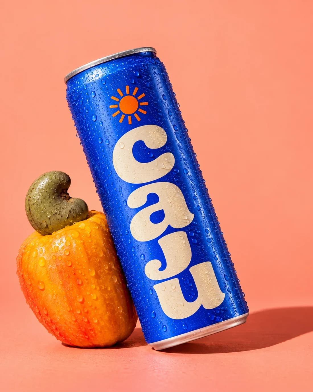 Caju em uma composição de cores brasileiras